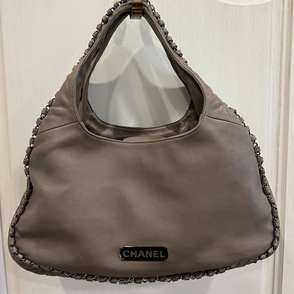 Authentic CHANEL taupe/grey leather hobo shoulder bag 🤍